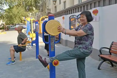 老年人在生活中要经常锻炼,一直坚持,可以使自己有良好的精气神