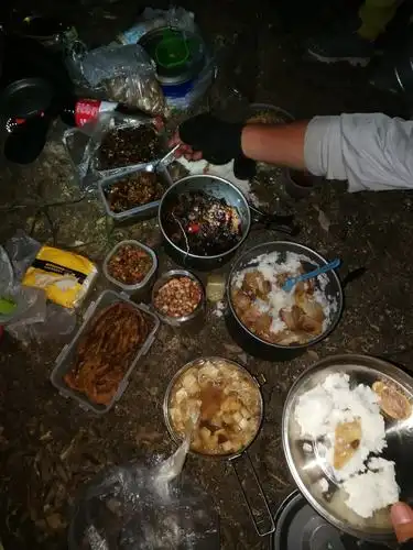 简陋晚餐,晚饭吃得差不多了,才接到老羊电话,他已经搭好帐篷,钻进帐篷