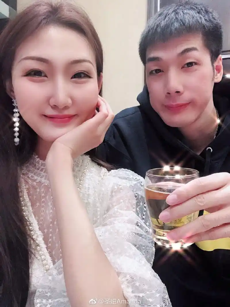 原创29岁任骏飞妻子是空姐开两家烧腊店易建联一边吃一边拍照