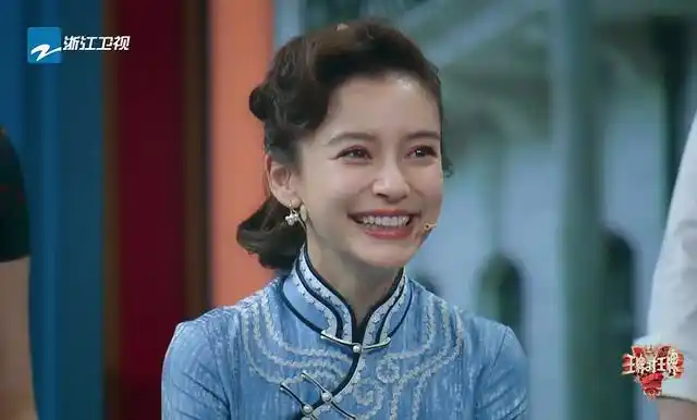 《王牌》baby旗袍开叉大,巧用妙招化解尴尬,不愧是"综艺一姐"