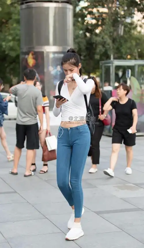 北京街拍身材高挑的路人美女紧身牛仔凸显好身材