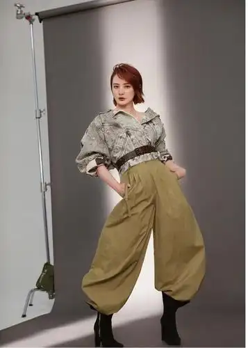 蒋勤勤穿白衬衫配裤子,短发颜值太高,低调造型也难掩女神气质