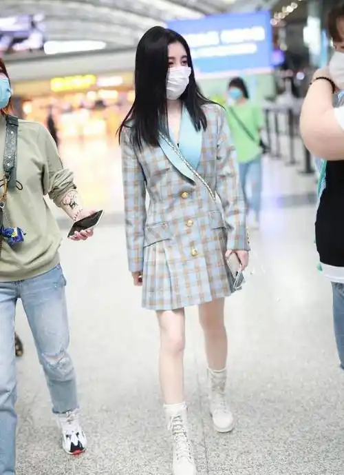 鞠婧祎8年变化太大,现穿西装裙配马丁靴,戴口罩也挡不住精致脸|v领