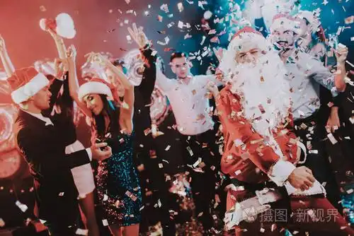 室内派对.庆祝新年.穿裙子的年轻女人.穿西装的年轻人.快乐的人.