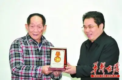 袁隆平荣获"突出贡献"称号 韩长赋致信祝贺