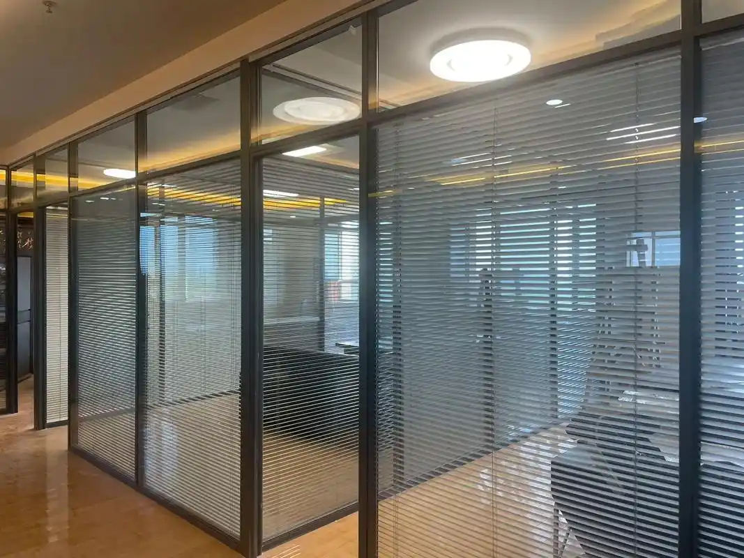 先进产业园深灰色双玻百叶隔断搭配木门,高端大气#玻璃隔断 # - 抖音
