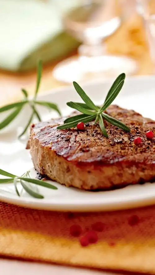 安格斯黑牛牛排,劲道十足,汁少味足,多汁柔嫩.