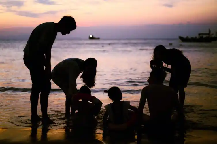 人像摄影到海边看落日秀亲情