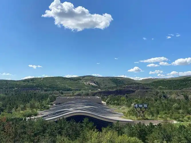 造型别致的云冈石窟博物馆.祥云在上面缠绕飘荡意境很好