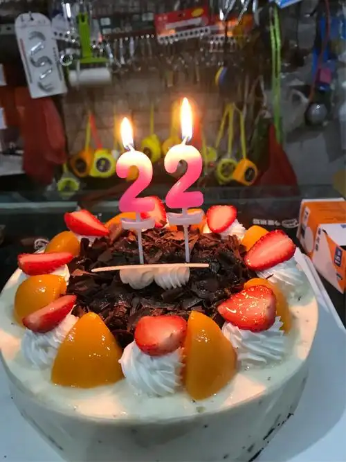 那天是我22周岁生日,那是我第一次在外面,跟大家过!