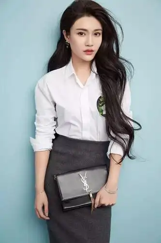 新晋小花孙子钧时尚写真大片曝光