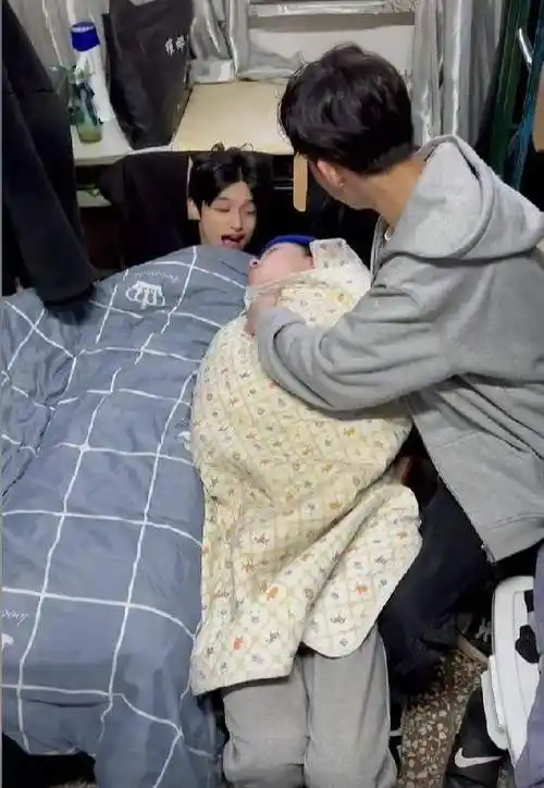 大学男生宿舍上演怀孕生子大戏表情到位情节逼真