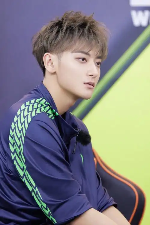 黄子韬超话#黄子韬战至巅峰2#实训营集结完毕,电竞"新人"x 最强中单