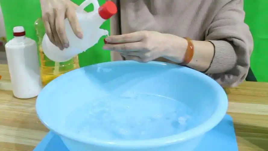 脏难清洗而发愁,今天就为大家分享一个如何快速清理地板污垢的小方法