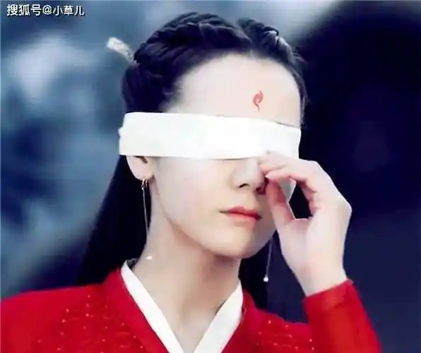 女星蒙眼照,杨幂凄美,热巴绝美,看到唐嫣:却画风突变_造型_纱布_红