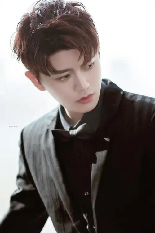 任嘉伦现代装超可