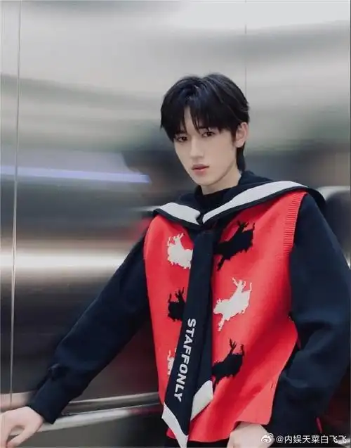 宋亚轩催王牌8快来##宋亚轩手捧鲜花