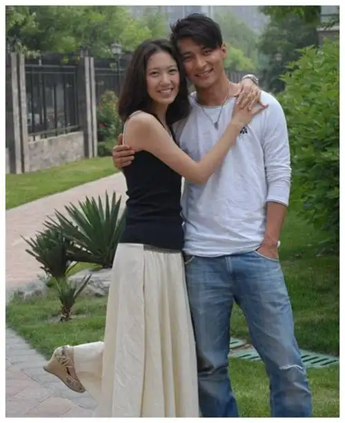 不过高露早已结婚生子了,她的老公是个圈外人,据说还是个小有名气的