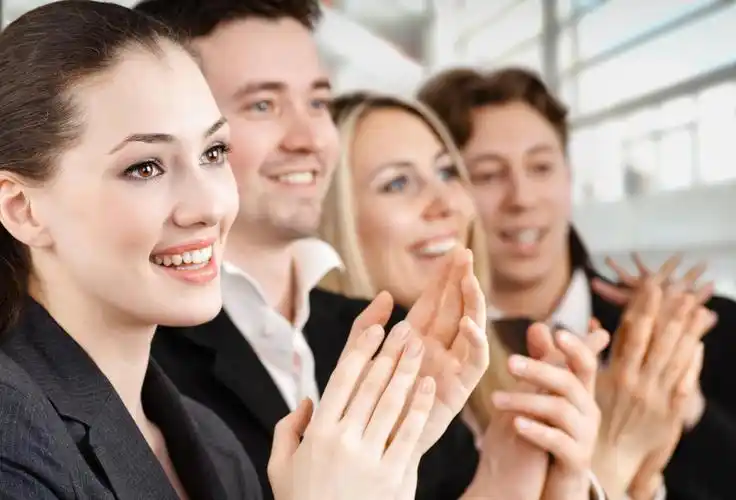 微笑着的正在鼓掌的年轻商业成功的团队成功开心幸福团队