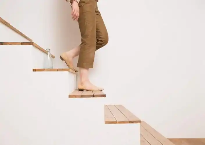 东方人,腿部,腿,一个人,走,横图,室内,白天,侧面,楼梯,亚洲,仅一个