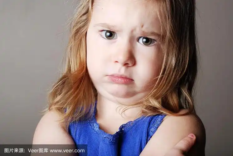 固执的小女孩皱眉