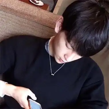 黑白系高冷的酷男戴帽子真人男生头像 不露脸霸气侧漏的微信男头_男生