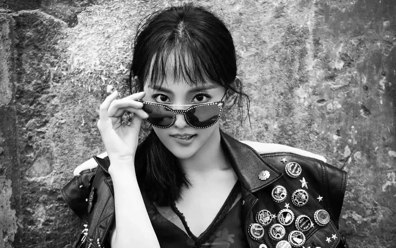 张嘉倪黑白炫酷时尚大片桌面壁纸