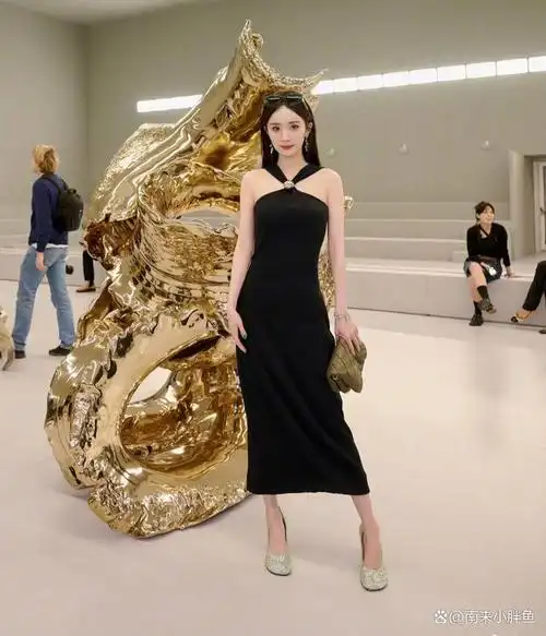 杨幂巴黎时装周看秀是最后一个入场的,也是最无法忽视的～这看秀待遇