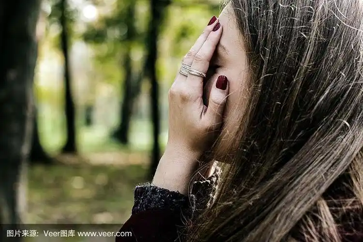 绝望的女人用双手捂住脸