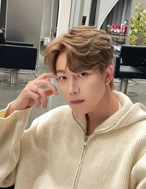 啊回家一直被问奶茶灰棕男生显白发色