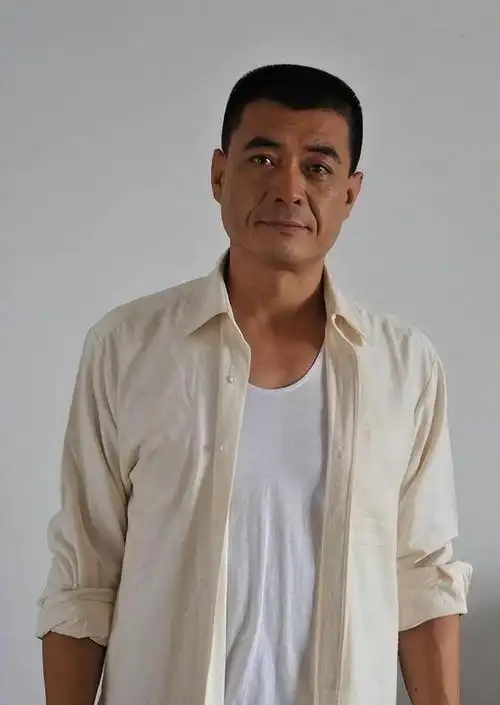 王新军抛弃原配娶小7岁秦海璐如今做导演成为人生赢家