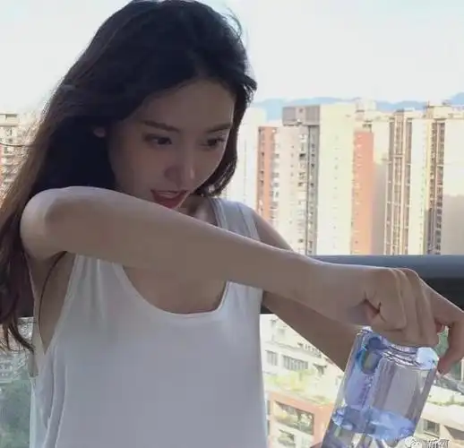 半藏森林带火的茶艺照又翻红了,连鞠婧祎都在悄咪咪跟着学