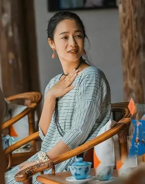 莫妮卡大露美背秀好身材,章子怡中式美学优雅大方|周韵|姜文|张曼玉