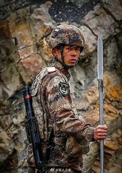 这张图拍摄于几年前的中印边境解放军手持朴刀身背95 身前是敌人身后