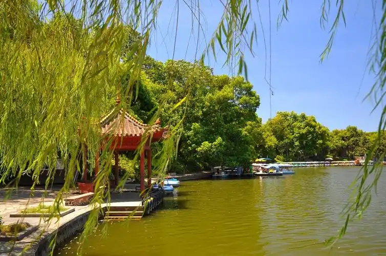 盛夏长沙的湖畔美景