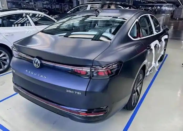 全新大众迈腾b9现身,车长接近5米,内饰看齐id.7,新增1.5t动力