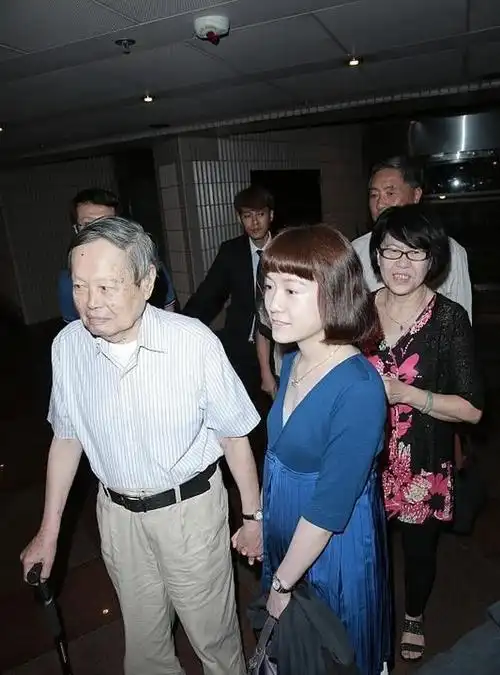 82岁杨振宁娶28岁翁帆老少配的他坦言没遇到翁帆也会再婚