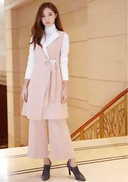 邓家佳一改搞怪形象变身性感抚媚小女人,网友:"唐悠悠"太美了