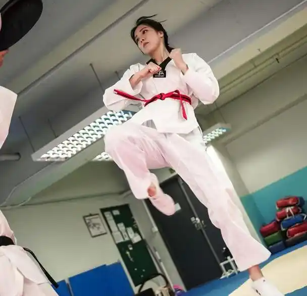 港姐冠军转型做打女考获跆拳道黑带高难度动作难不倒她