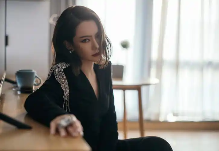 戚薇穿黑色紧身长裙秀完美曲线 短发利落眼神霸气