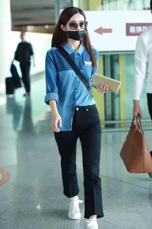 赵丽颖新剧扮农妇骨感身材穿衬衫撑不起田间走路还需助理扶