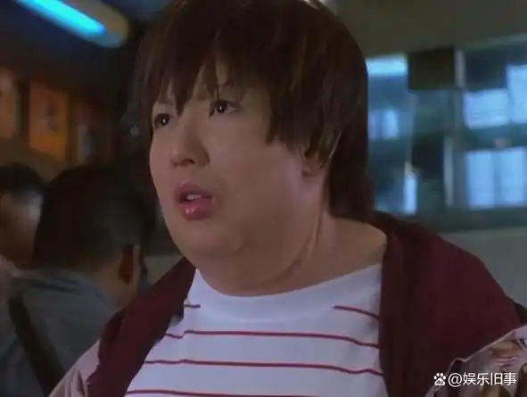 与古力娜扎的特效胖子不同,郑秀文的胖子形象是通过自己一口一口地吃