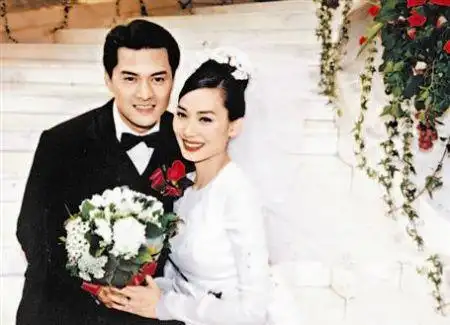 1996年,两人举办了盛大的婚礼,何家劲当伴郎,钟丽缇做伴娘,电视台还