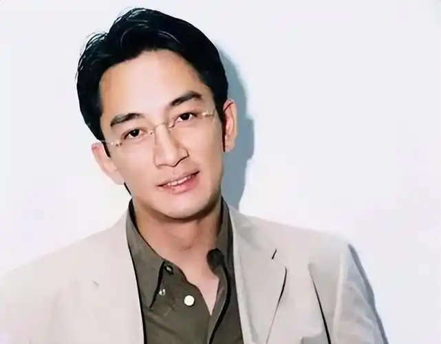 58岁吴启华近照曝光穿搭朴素难掩贵气已在深圳买房定居