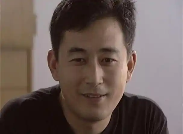 王志飞和张歆艺相恋7年,分手后转身娶小15岁娇妻今,婚姻状况如