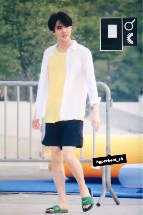 那个朋友有吴世勋穿着耐克拖鞋的照片!耐克拖鞋的!