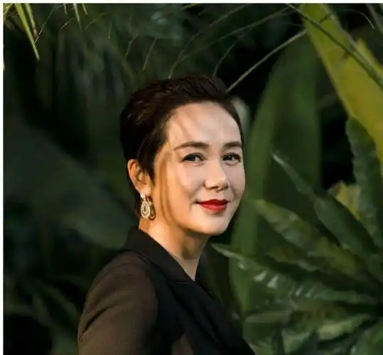 蒋雯丽懒理绯闻,与丈夫儿子在国外与友人聚会,打扮时髦笑容灿烂