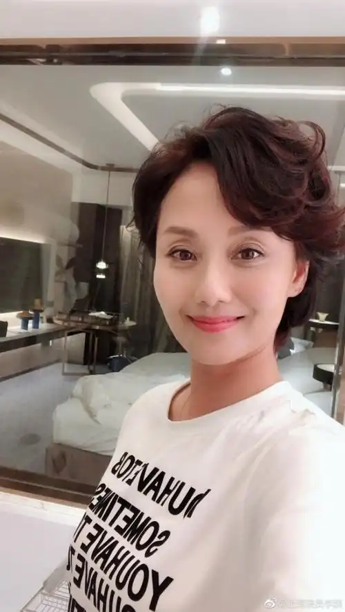 她曾演慕容云海的母亲年轻时被提名金鹰奖50岁仍片约不断