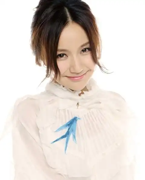 super ring大美目精灵黑打造柔美气质 韩雨芹大方出镜