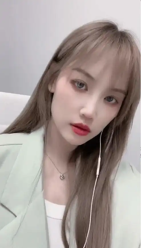 马蓉分享美照越来越有女人味,穿搭时尚有魅力,与王宝强共同优秀